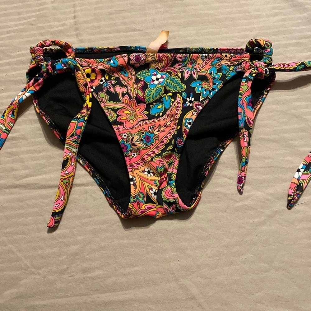 Victoria’s secret’s bikini bottom🏖​​​ - Picture 2 of 7
